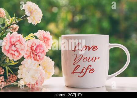 Ama la tua vita citazioni ispiratrici sulla tazza da caffè Foto Stock