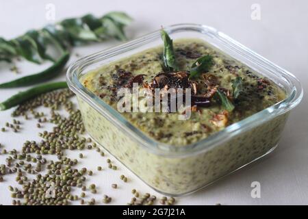 Grammo verde di curry. Grammo verde bollito cotto in una pasta di noci di cocco grattugiate, scalogni e peperoncini verdi. Popolarmente conosciuto come curry di moong dal. Colpo su whit Foto Stock