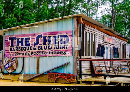 Il salone dello Shed Barbeque and Blues Joint è raffigurato, il 4 luglio 2021, a Ocean Springs, Mississippi. Foto Stock