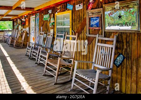 Le sedie a dondolo sono disposte su un portico posteriore presso il Shed Barbeque and Blues Joint, 4 luglio 2021, a Ocean Springs, Mississippi. Foto Stock