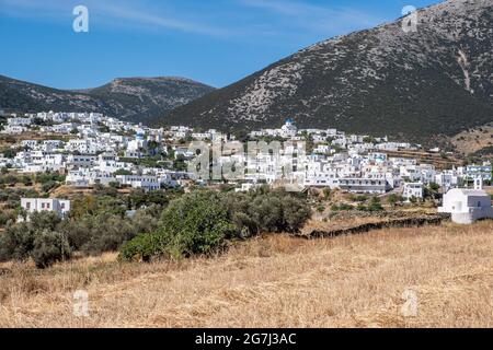 Grecia. Isola di Sifnos, città di Artemonas, vista da Apollonia Chora. CICLADI architettura tradizionale, edifici bianchi in salita, cielo blu sfondo Foto Stock