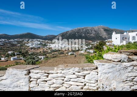 Grecia. Isola di Sifnos, Cicladi Countryside.Ttradizionali edifici bianchi in salita, vigneti e alberi, sfondo blu cielo. Vacanze estive desti Foto Stock