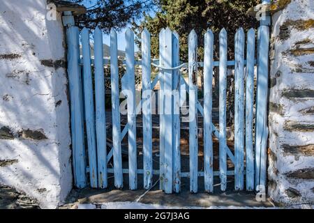 Grecia. CICLADI. Cancello recinzione in legno dipinto di blu chiuso. Ingresso tipico al cortile della casa, giorno di sole estivo all'isola di Sifnos, Foto Stock