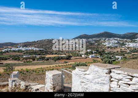 Grecia. Isola di Sifnos, Cicladi Countryside.Ttradizionali edifici bianchi in salita, vigneti e alberi, sfondo blu cielo. Vacanze estive desti Foto Stock