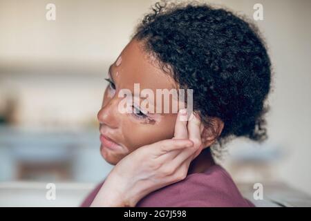 Giovane donna dalla pelle scura che soffre di mal di testa Foto Stock