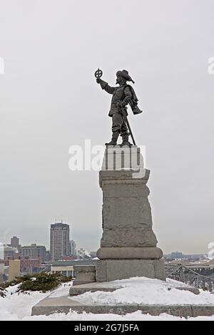 Statua di bronzo l'esploratore francese Samuel de Champlain, tenendo il suo astrolabio capovolto, di Hamilton MacCarthy, sulla collina di punta Nepean a Ottawa Foto Stock