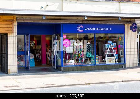 Felixstowe Suffolk UK Giugno 03 2021: Vista esterna del Cancer Research UK Charity shop nel centro di Felixstowe Foto Stock