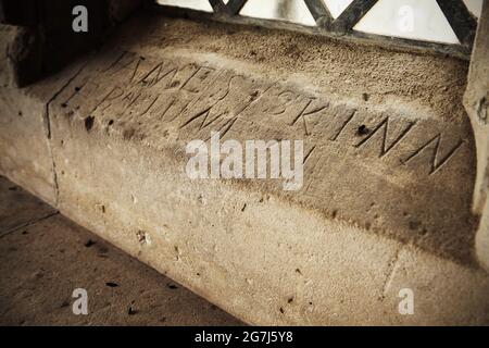 Graffiti scolpiti all'ingresso della Santa Trinity Collegiate Church, Tattersall, Lincolnshire, UK. Foto Stock