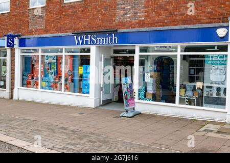 Woodbridge Suffolk UK Maggio 24 2021: Vista esterna di WH Smiths nel centro di Woodbridge Foto Stock