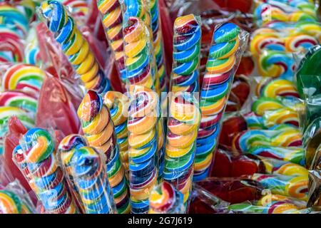 Un assortimento di dolci natalizi colorati, caramello e caramelle, sfondo decorativo. Primo piano. Messa a fuoco selettiva. Foto Stock