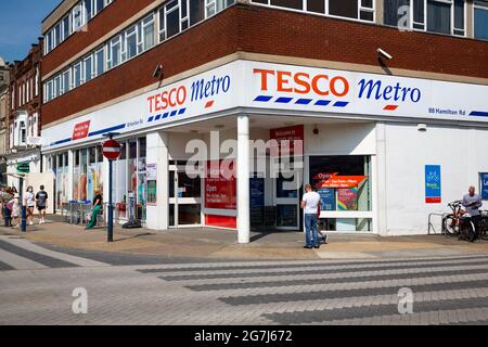 Felixstowe Suffolk UK Giugno 03 2021: Vista esterna di una metropolitana Tesco nel centro di Felixstowe Foto Stock