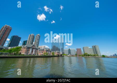 Gli appartamenti Avalon Cove e gli alti appartamenti New Port Luxury sorgono lungo il fiume Hudson a Jersey City. Foto Stock