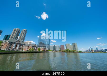 Gli appartamenti Avalon Cove e gli alti appartamenti New Port Luxury sorgono lungo il fiume Hudson a Jersey City. Foto Stock