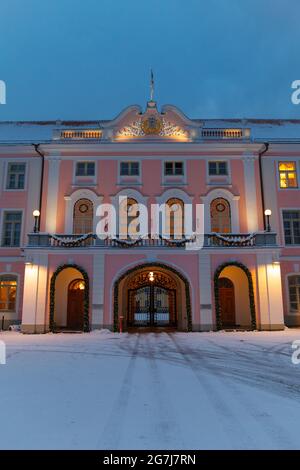 TALLINN, ESTONIA - 04 GENNAIO 2021: Vista delle strade della città vecchia in inverno Moody giorno Foto Stock