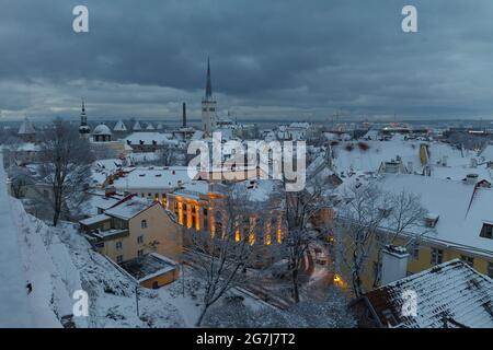 TALLINN, ESTONIA - 04 GENNAIO 2021: Vista delle strade della città vecchia in inverno Moody giorno Foto Stock