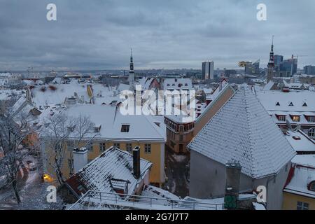 TALLINN, ESTONIA - 04 GENNAIO 2021: Vista delle strade della città vecchia in inverno Moody giorno Foto Stock