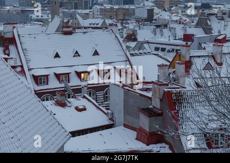 TALLINN, ESTONIA - 04 GENNAIO 2021: Vista delle strade della città vecchia in inverno Moody giorno Foto Stock