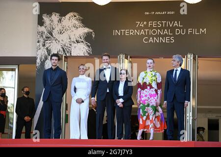 Cannes, Frances, 14 luglio 2021. Louis Garrel, Monika Mecs, Gijs Naber, Ildiko Enyedi, Luna Wedler, Sergio Rubini partecipa alla prima del film The Story of My Wife durante il 74a Festival di Cannes, in Francia, il 14 2021 luglio. Foto di Julien Reynaud/APS-Medias/ABACAPRESS.COM Foto Stock