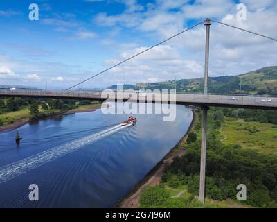 L'ultimo mare che va in barca a vapore Waverley che naviga lungo il fiume Clyde sotto il ponte Erskine in una crociera estiva ai laghi scozzesi, Erskine, Scozia, Foto Stock