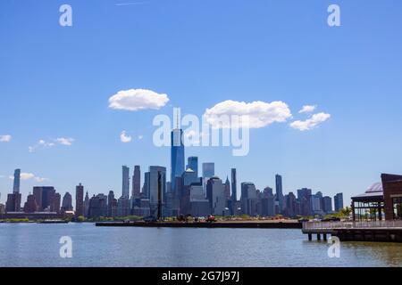 Nuvole di forma unica galleggiano sopra il grattacielo di Manhattan inferiore in primavera a New York City NY USA il 14 2021 maggio. Foto Stock