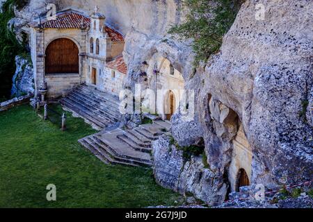 Hermitage Ojo de GUAREÑA monumento naturale. E' costruito all'interno di una grotta con una composizione carsica. Burgos, Spagna. Foto Stock