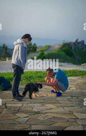 In attesa di luglio mattina con un cucciolo su una vetta di montagna Foto Stock