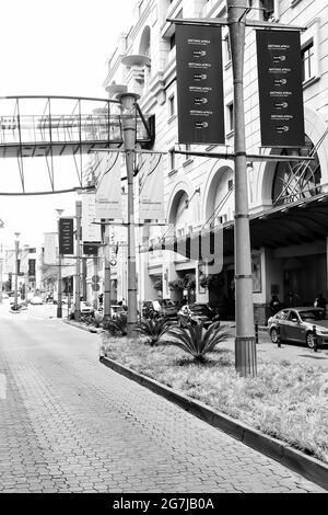 JHB, SUDAFRICA - 05 gennaio 2021: Johannesburg, Sudafrica - 29 febbraio 2012 Vista esterna del Centro Congressi di Sandton da Maude Street Foto Stock