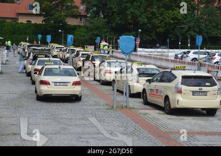 Taxi parcheggiati in attesa di prendere i passeggeri fuori dal centro di vaccinazione della fiera di Berlino - Berlino, Germania - 14 luglio 2021. Foto Stock