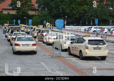 Taxi parcheggiati in attesa di prendere i passeggeri fuori dal centro di vaccinazione della fiera di Berlino - Berlino, Germania - 14 luglio 2021. Foto Stock