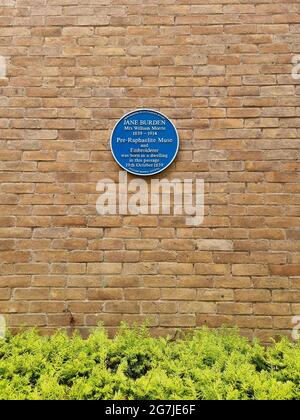 Una placca blu segna le umili origini di una musa artistica che incarna gli ideali della bellezza pre-Raphaelite, nata in questo passaggio ad Oxford, Inghilterra. Come incarnazione della bellezza pre-Raphaelite, Burden era il modello preferito per Dante Gabriel Rossetti, uno dei principali artisti della Fratellanza pre-Raphaelite, come la società era chiamata, così come il grande designer-poeta-polimath vittoriano William Morris, che in seguito sposò. Regno Unito. Foto Stock