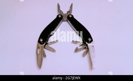 multitool nero piegato su sfondo bianco Foto Stock