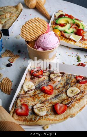 Varietà di crepes e gelati fast food Foto Stock