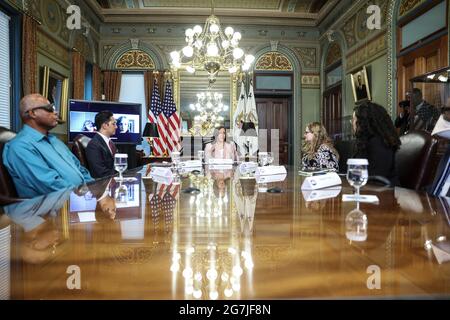 Washington, DC, Stati Uniti. 14 luglio 2021. Il Vice Presidente degli Stati Uniti Kamala Harris parla durante l'incontro con i sostenitori delle disabilità presso l'ufficio Ceremonial del Vice Presidente a Washington, DC, Stati Uniti, mercoledì 14 luglio, 2021. Harris ieri ha incontrato i Texas House Democrats dopo che sono fuggiti da Austin per far passare lì una legge che avrebbe messo in atto nuove restrizioni di voto. Credit: Oliver Contreras/Pool via CNP/dpa/Alamy Live News Foto Stock