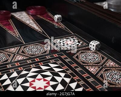 backgammon gioco da tavolo - closeup di una tavola di legno backgammon - giocare giochi di svago Foto Stock