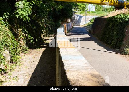 Ruscello RAK-patak in estate secca, letto di fiume essiccato lungo pista ciclabile, Sopron, Ungheria Foto Stock