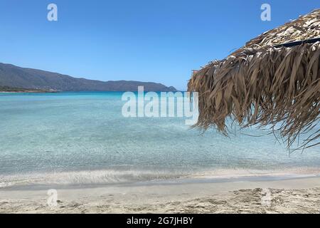 Parasol sulla spiaggia di Elafonissi sull'isola greca di Creta Foto Stock