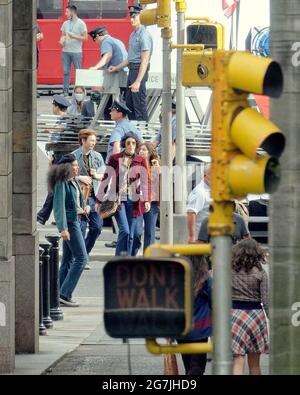 Glasgow, Scozia, Regno Unito, 14 luglio 2021.Indiana jones riprese iniziato oggi come le restrizioni di traffico iniziano da nel centro della città e i fronti e le decorazioni negozio sono finiti come la gente del posto ha atteso l'arrivo di Harrison ford Phoebe Waller-Bridge e indiana jones apparso in un fiore di tipo di scena folla tipo anni '60 pari diritti accogliente casa il astronauti apollo. Credit Gerard Ferry/Alamy Live News. Foto Stock