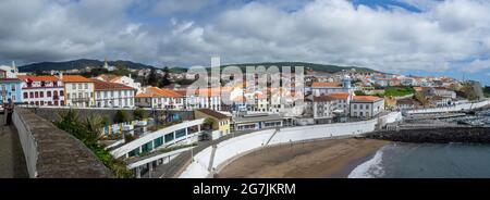 Angra do Heroismo panorama con la spiaggia, isola di Terceira Foto Stock