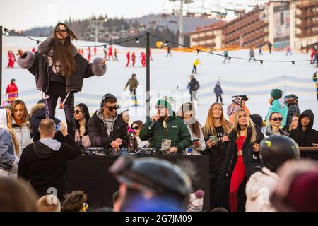 gente che balla alla festa dopo la giornata dello snowboard. stazione sciistica. vacanza invernale. weekend dell'atlante Foto Stock