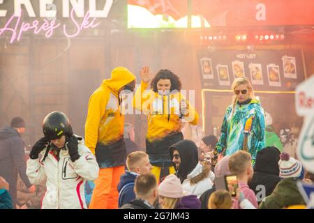 gente che balla alla festa dopo la giornata dello snowboard. stazione sciistica. vacanza invernale. weekend dell'atlante Foto Stock