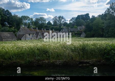 Foto di Bibury Village nel periodo estivo, una volta descritto dal famoso designer William Morris come il villaggio più bello in tutta l'Inghilterra Foto Stock