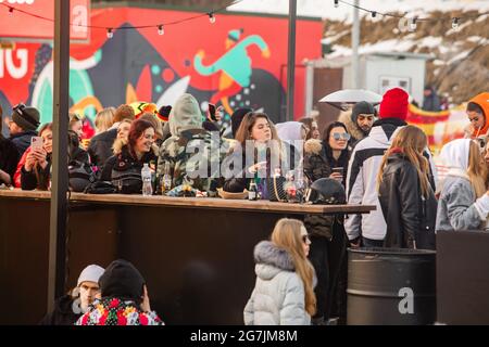 gente che balla alla festa dopo la giornata dello snowboard. stazione sciistica. vacanza invernale. weekend dell'atlante Foto Stock