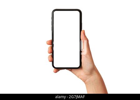 La mano di una donna tiene un telefono cellulare con lo schermo vuoto su uno sfondo bianco Foto Stock