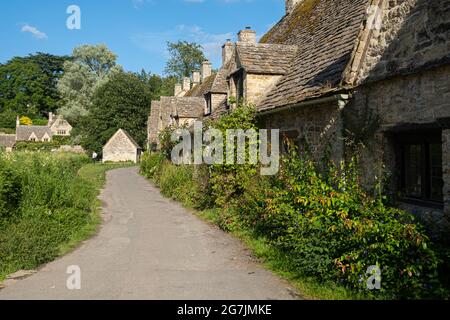 Foto di Bibury Village nel periodo estivo, una volta descritto dal famoso designer William Morris come il villaggio più bello in tutta l'Inghilterra Foto Stock