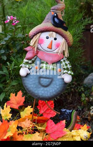 Carino scarecrow con foglie d'autunno . Foto Stock