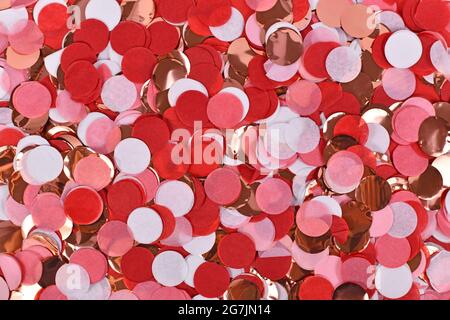 Rosso, rosa, bianco e dorato carta rotonda confetti party sfondo, vista dall'alto Foto Stock