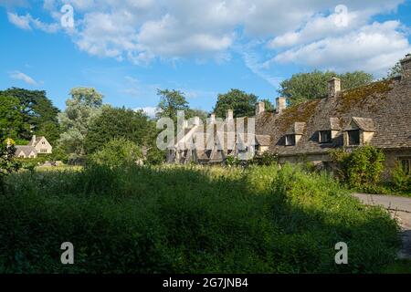 Foto di Bibury Village nel periodo estivo, una volta descritto dal famoso designer William Morris come il villaggio più bello in tutta l'Inghilterra Foto Stock