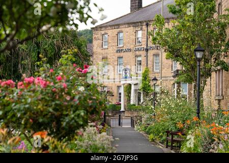 Rutland Arms Hotel visto da Bath Gardens, Bakewell, Derbyshire, Inghilterra, Regno Unito Foto Stock