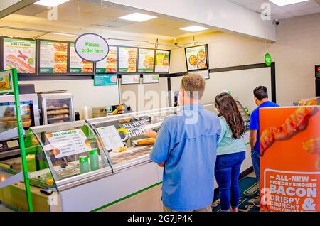 I clienti sono in fila al Subway il primo giorno della campagna "Eat Fresh Refresh", 13 luglio 2021, a Bayou la Batre, Alabama. Foto Stock