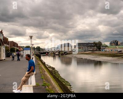 Courseulles-sur-Mer, Francia 2021 luglio. Il porto e la strada di Courseulles-sur-Mer uno dei luoghi più popolari visitati dai francesi durante il loro fr Foto Stock